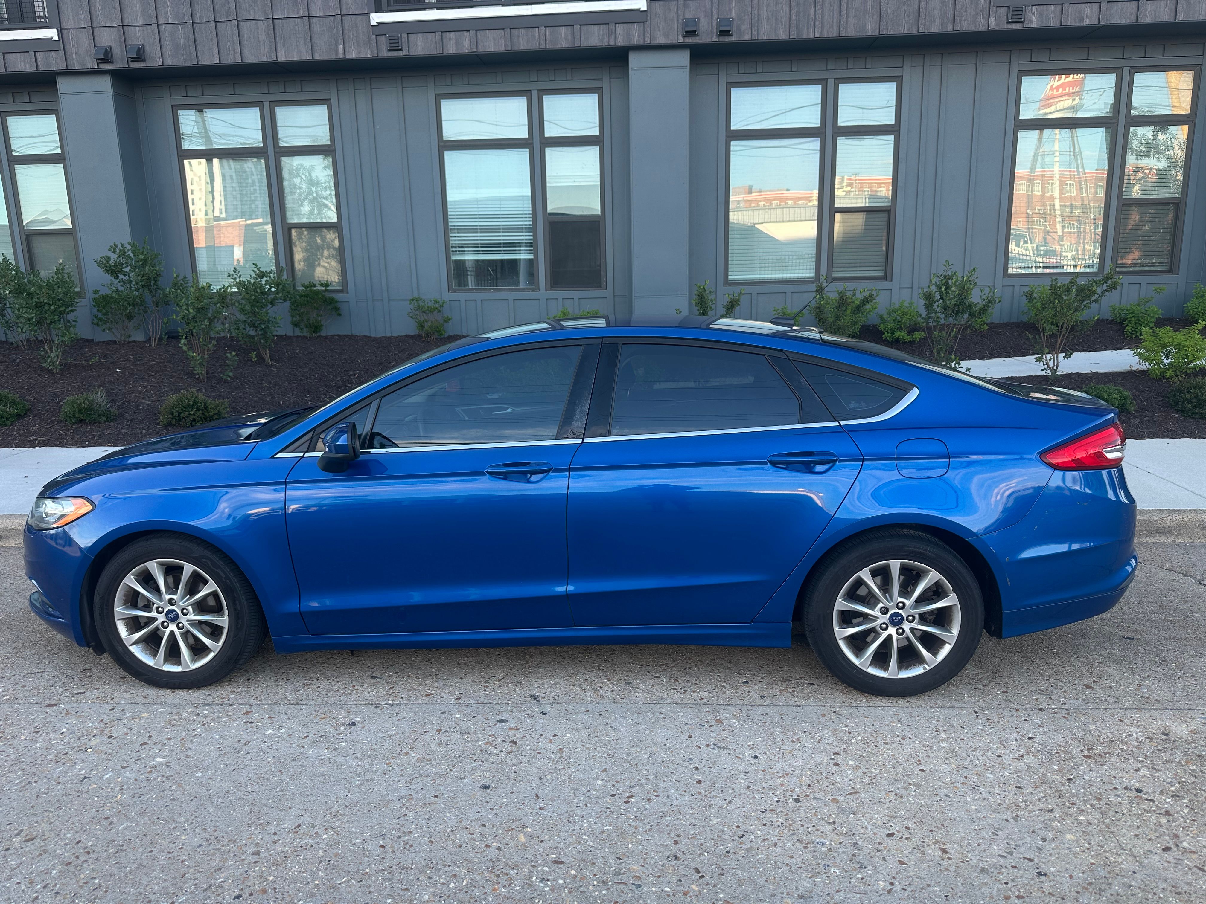 Used 2017 Ford Fusion SE FWD image 2