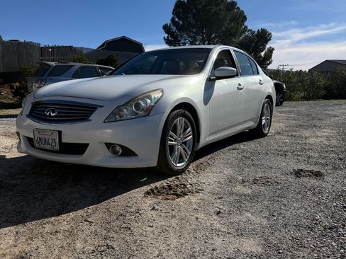 Used 2010 INFINITI G37 Journey image 1