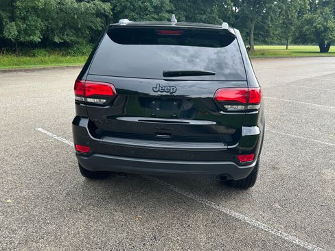 Used 2018 Jeep Grand Cherokee Laredo AWD/4WD image 9