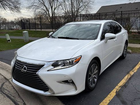 Used 2016 Lexus ES 300h w/ Navigation System Package image 2