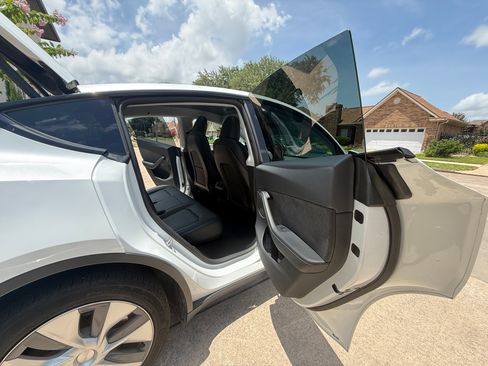 Used 2023 Tesla Model Y Long Range AWD/4WD image 9