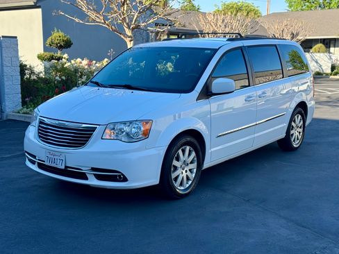 Used 2016 Chrysler Town & Country Touring image 1