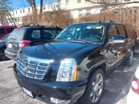 Used 2010 Cadillac Escalade ESV Premium image 5