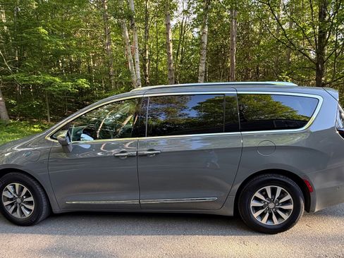 Used 2020 Chrysler Pacifica Limited w/ Advanced Safetytec Group FWD image 8