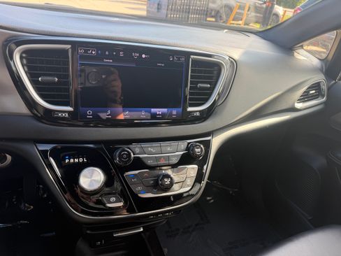 Used 2025 Chrysler Pacifica Select FWD image 9
