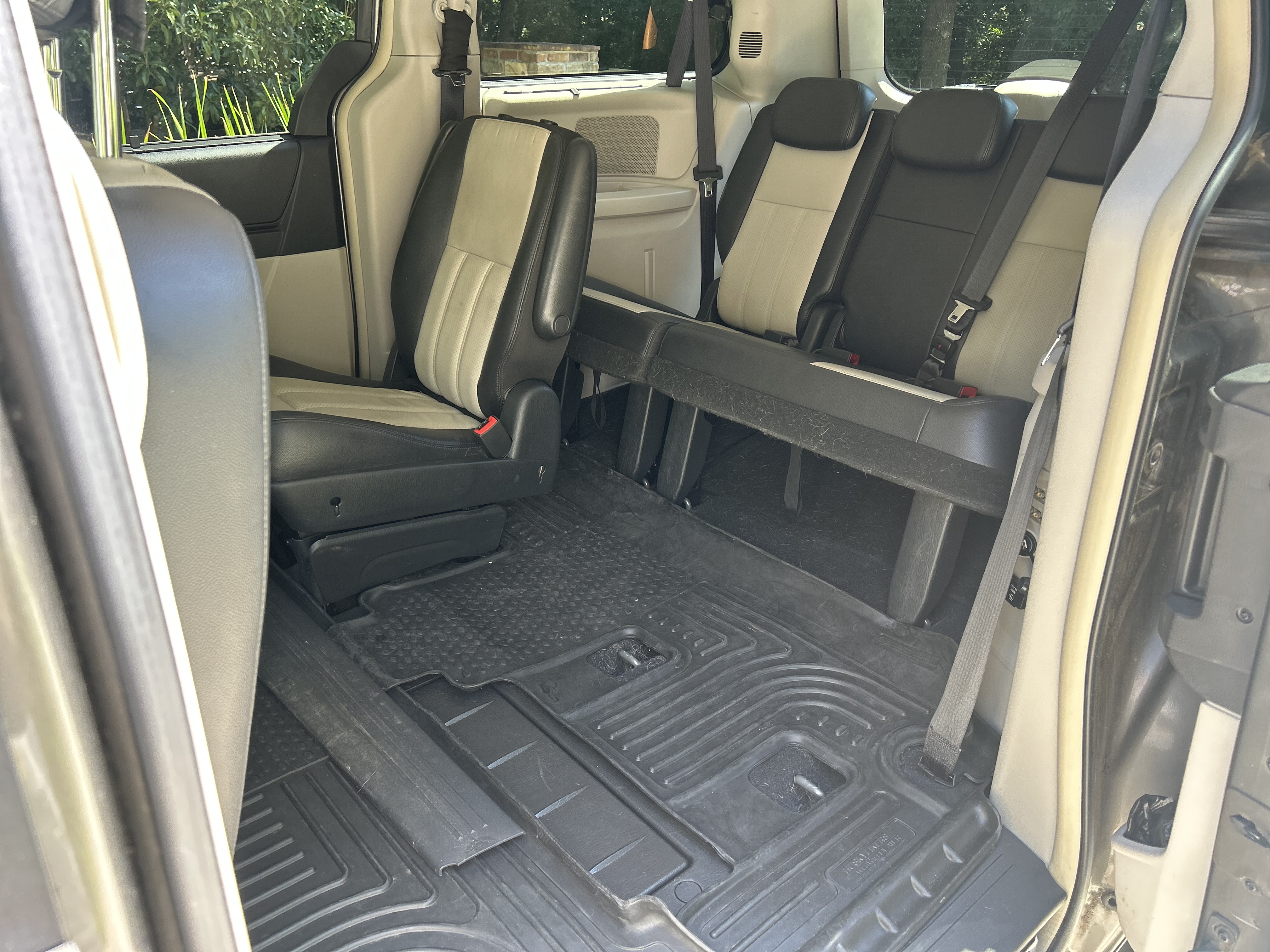 Used 2010 Chrysler Town & Country Touring Plus w/ Safetytec Group FWD image 16