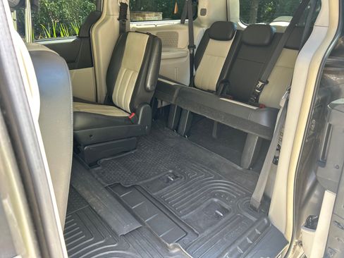 Used 2010 Chrysler Town & Country Touring Plus w/ Safetytec Group FWD image 16