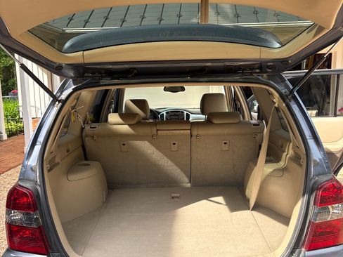 Used 2006 Toyota Highlander 4WD V6 w/ 3rd Row image 11