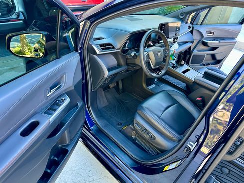 Used 2021 Toyota Sienna XSE image 11