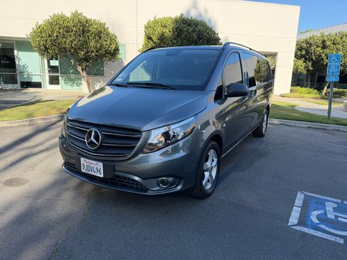 Used 2022 Mercedes-Benz Metris image 4