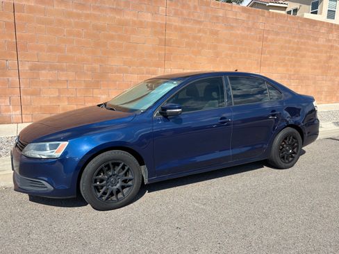 Used 2012 Volkswagen Jetta SE FWD image 2