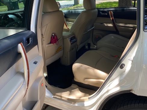 Used 2011 Toyota Highlander Limited w/ Tow Pkg FWD image 9
