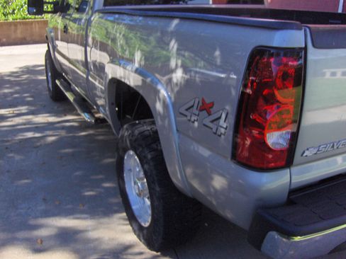 Used 2006 Chevrolet Silverado 2500 LT w/ Heavy-Duty Power Package image 9