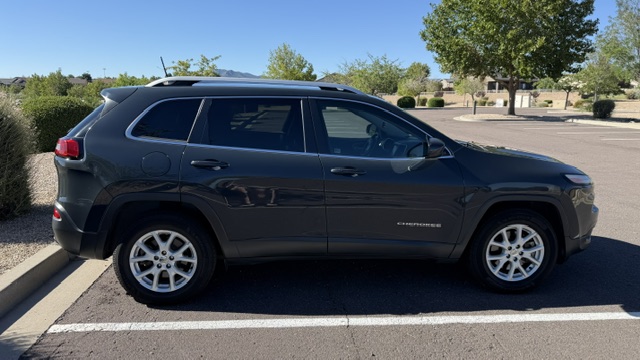 Used 2018 Jeep Cherokee Latitude Plus w/ Cold Weather Group AWD/4WD image 9