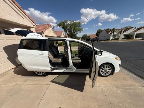 Used 2014 MAZDA MAZDA5 Touring FWD image 9