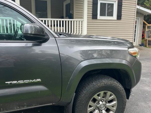 Used 2016 Toyota Tacoma SR5 w/ SR5 Appearance Package (SN) AWD/4WD image 10