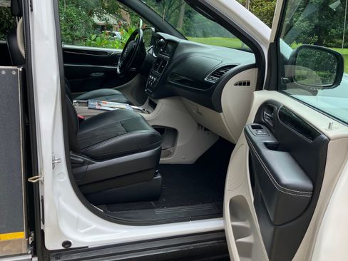 Used 2019 Dodge Grand Caravan SXT FWD image 6