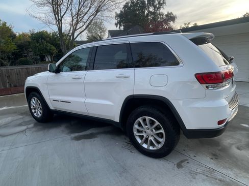 Used 2021 Jeep Grand Cherokee Laredo image 4