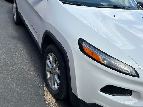 Used 2018 Jeep Cherokee Latitude FWD image 1