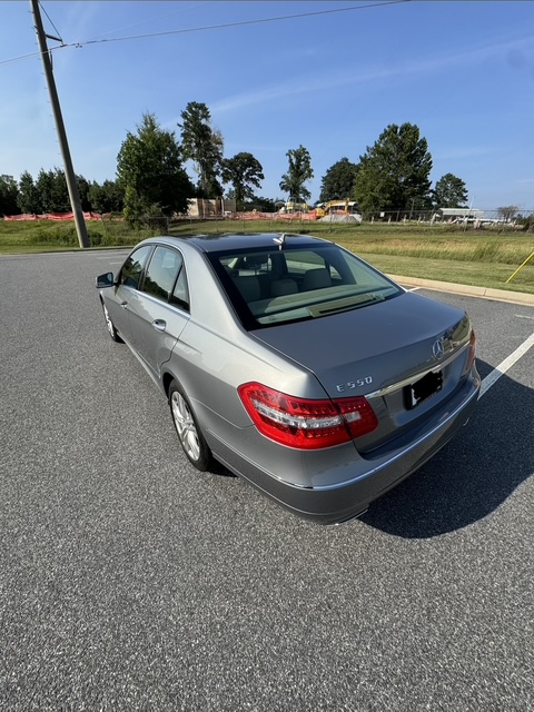 Used 2010 Mercedes-Benz E 550 Sedan image 9