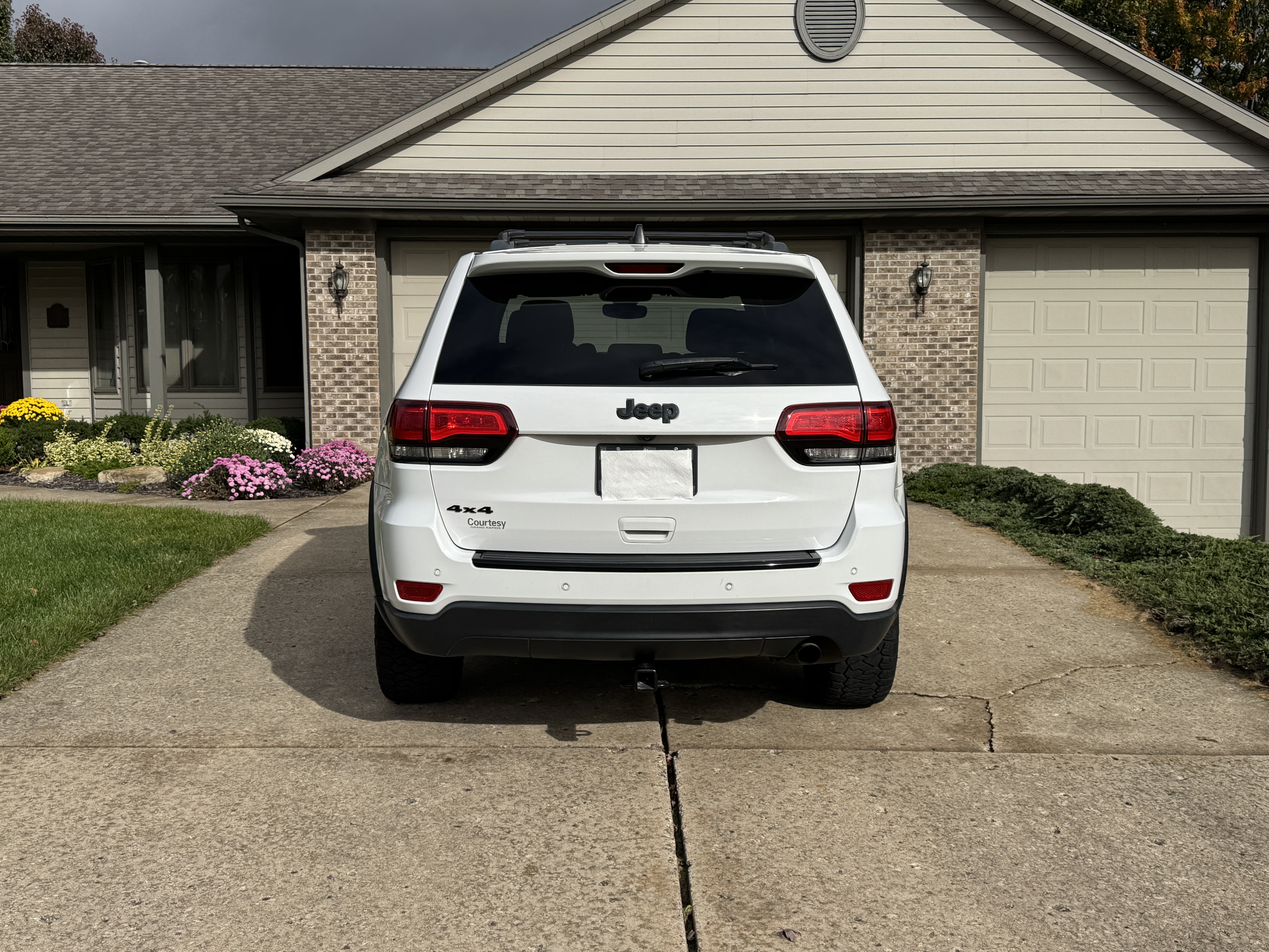 Used 2018 Jeep Grand Cherokee Laredo AWD/4WD image 5