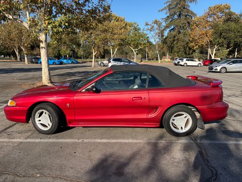 Used 1996 Ford Mustang Convertible RWD image 2
