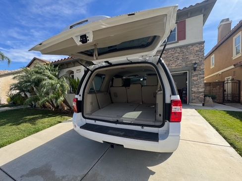 Used 2010 Ford Expedition XLT image 4