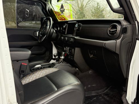 Used 2021 Jeep Gladiator Overland image 13