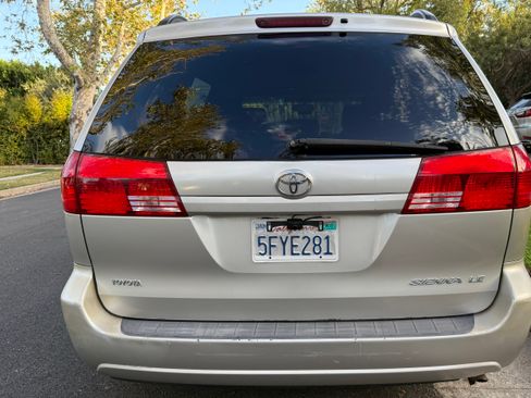 Used 2004 Toyota Sienna LE FWD image 2