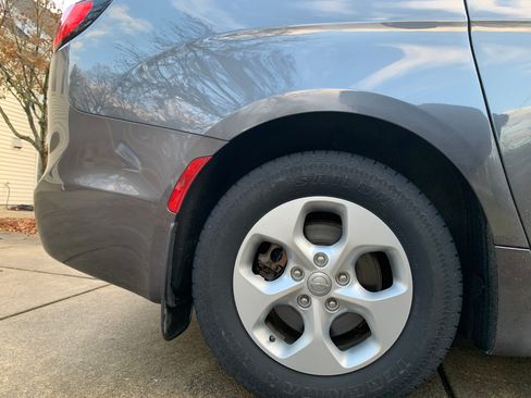 Used 2018 Chrysler Pacifica Touring Plus image 9