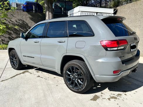 Used 2022 Jeep Grand Cherokee Laredo X image 6