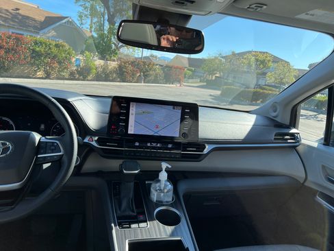 Used 2023 Toyota Sienna Limited image 6