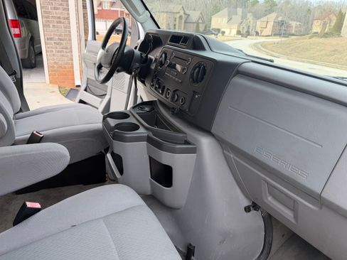 Used 2011 Ford E-350 and Econoline 350 XLT image 5