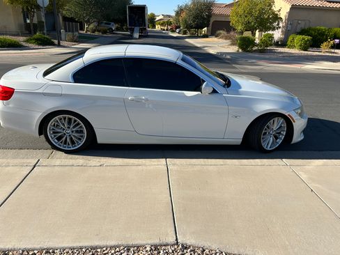 Used 2011 BMW 335i Convertible image 21