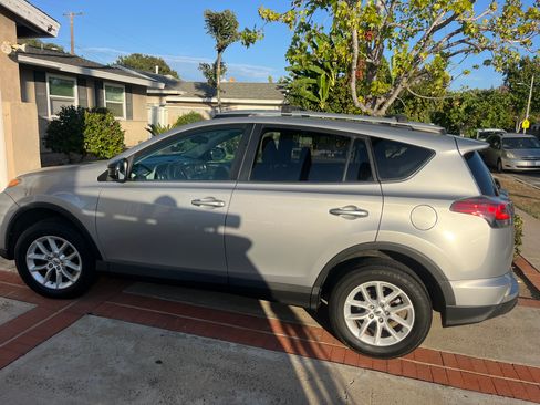 Used 2016 Toyota RAV4 LE FWD image 4