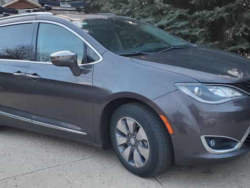 Used 2018 Chrysler Pacifica Limited w/ Advanced Safetytec Group image 1