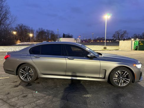 Used 2021 BMW 750i xDrive w/ Executive Package image 4