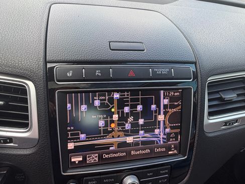 Used 2015 Volkswagen Touareg VR6 image 8