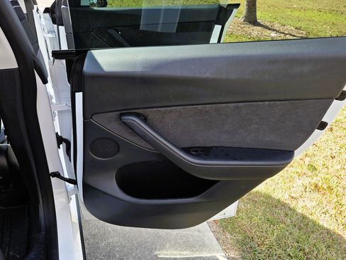 Used 2022 Tesla Model Y Long Range image 16