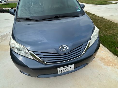 Used 2017 Toyota Sienna LE image 2