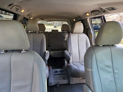 Used 2012 Toyota Sienna XLE image 17