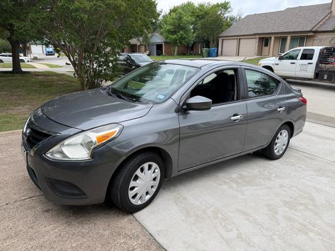 Used 2016 Nissan Versa SV FWD image 11