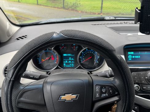 Used 2014 Chevrolet Cruze LS image 9