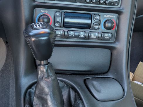 Used 2000 Chevrolet Corvette Coupe w/ Performance Handling Pkg image 19