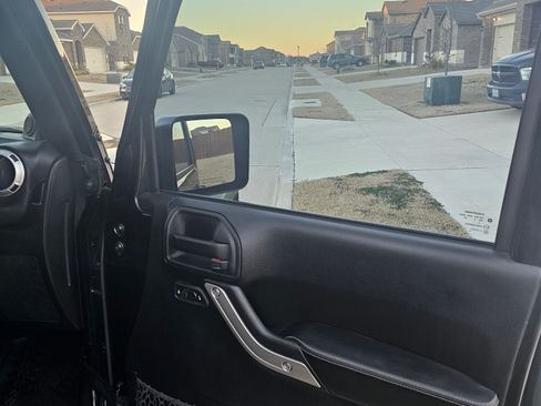 Used 2014 Jeep Wrangler Unlimited Rubicon image 13