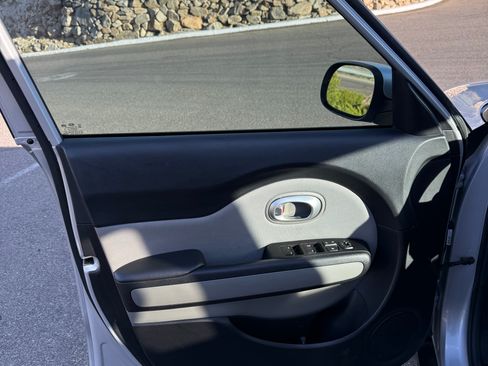 Used 2016 Kia Soul FWD image 10