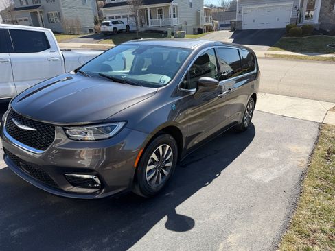 Used 2022 Chrysler Pacifica Touring-L image 4