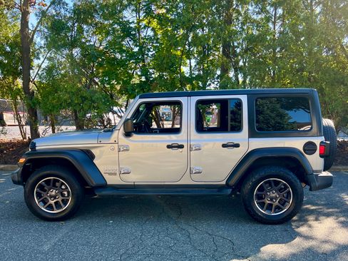 Used 2019 Jeep Wrangler Unlimited Sport S AWD/4WD image 4