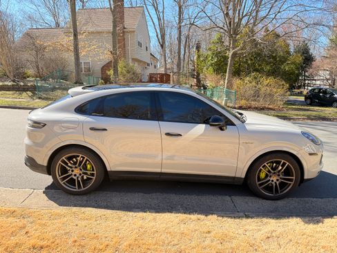 Used 2022 Porsche Cayenne Platinum Edition image 8