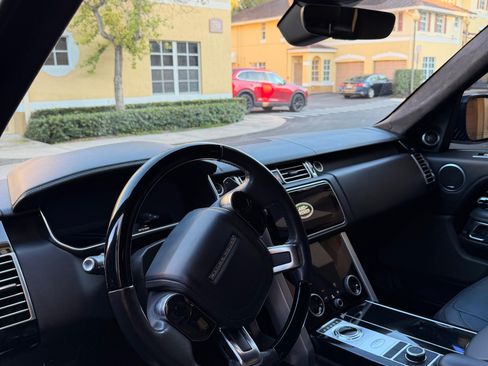 Used 2020 Land Rover Range Rover HSE image 11